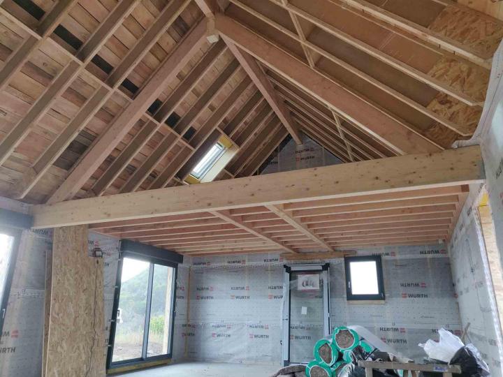 Nous posons tous types de charpentes en bois.