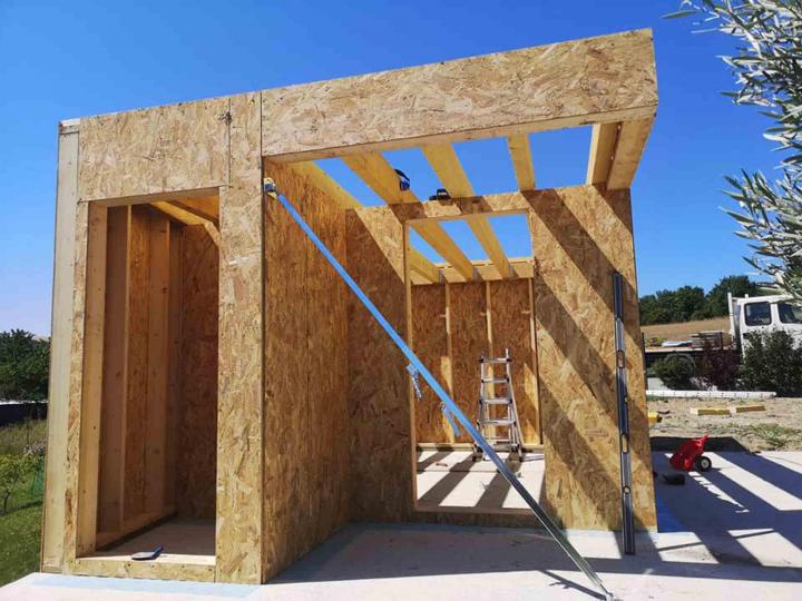 Nous vous proposons des prestations complètes pour la construction de maison à ossature bois.